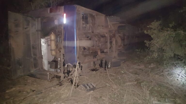 Ônibus de equipe de futebol capota na BR-226 no Maranhão, resultando em duas mortes